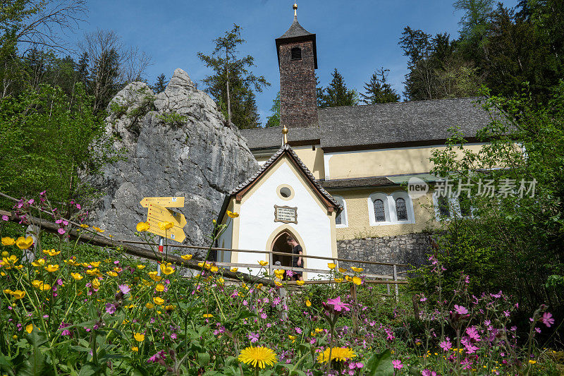 在奥地利蒂罗尔Großache的浪漫突破山谷中，朝圣教堂Maria Klobenstein前的夏日花草地